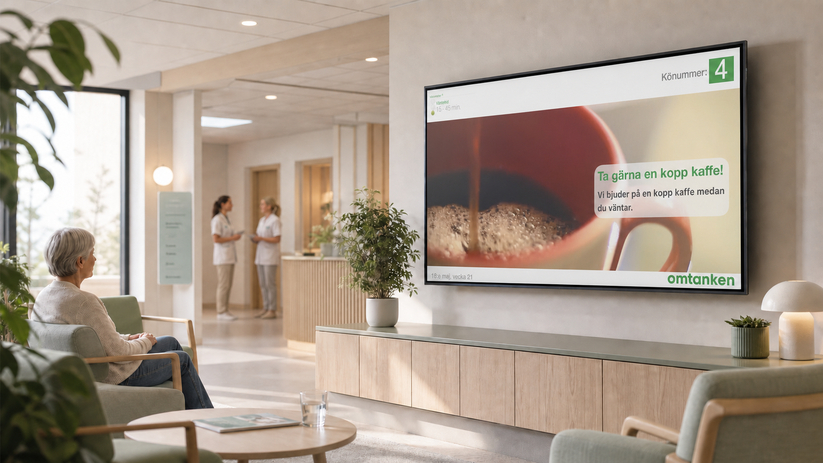 Väntrums-TV i ett ljust väntrum som visar könummer och klinikinformation