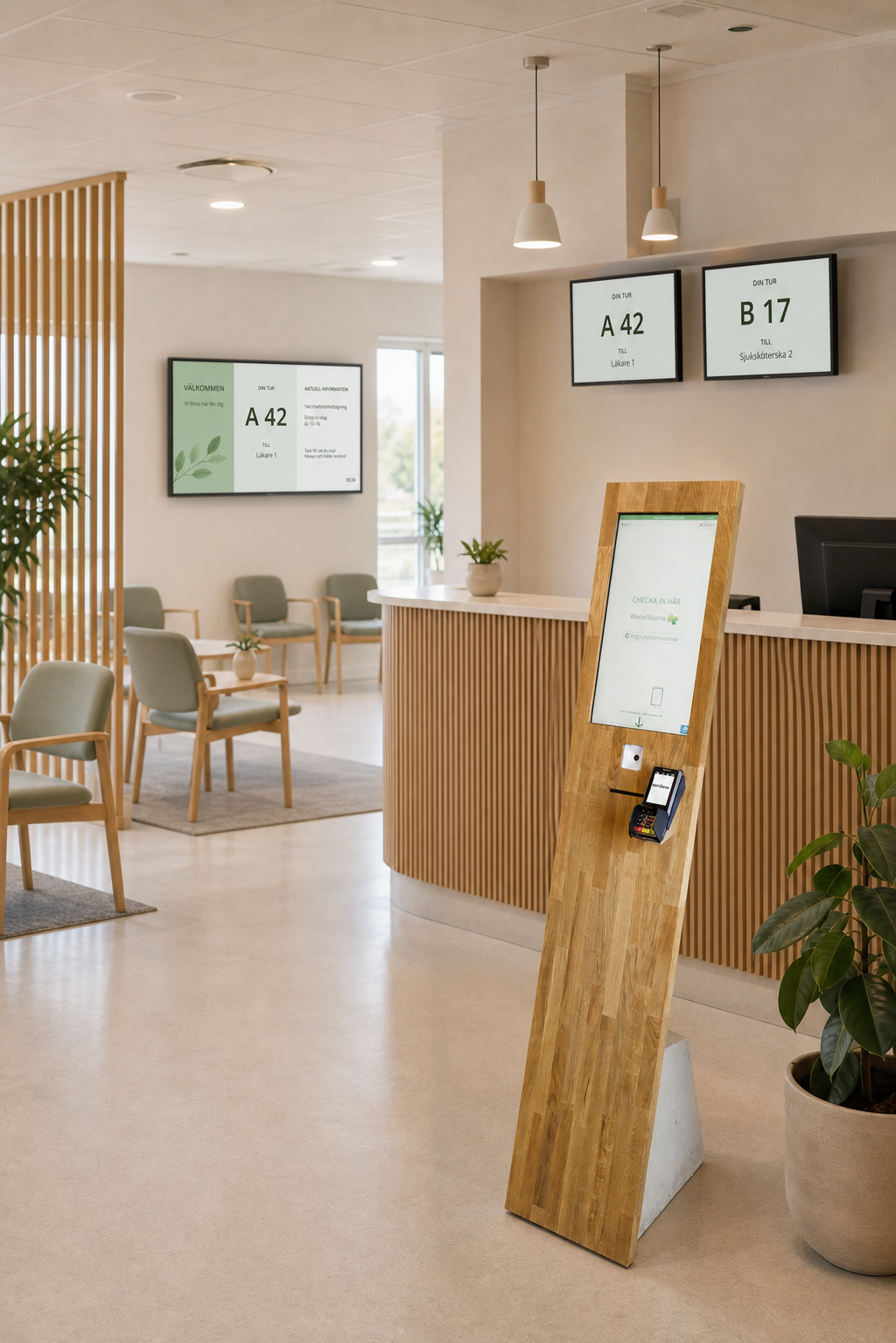 Incheckningsterminal och könummerdisplayer i en modern väntrumsmiljö