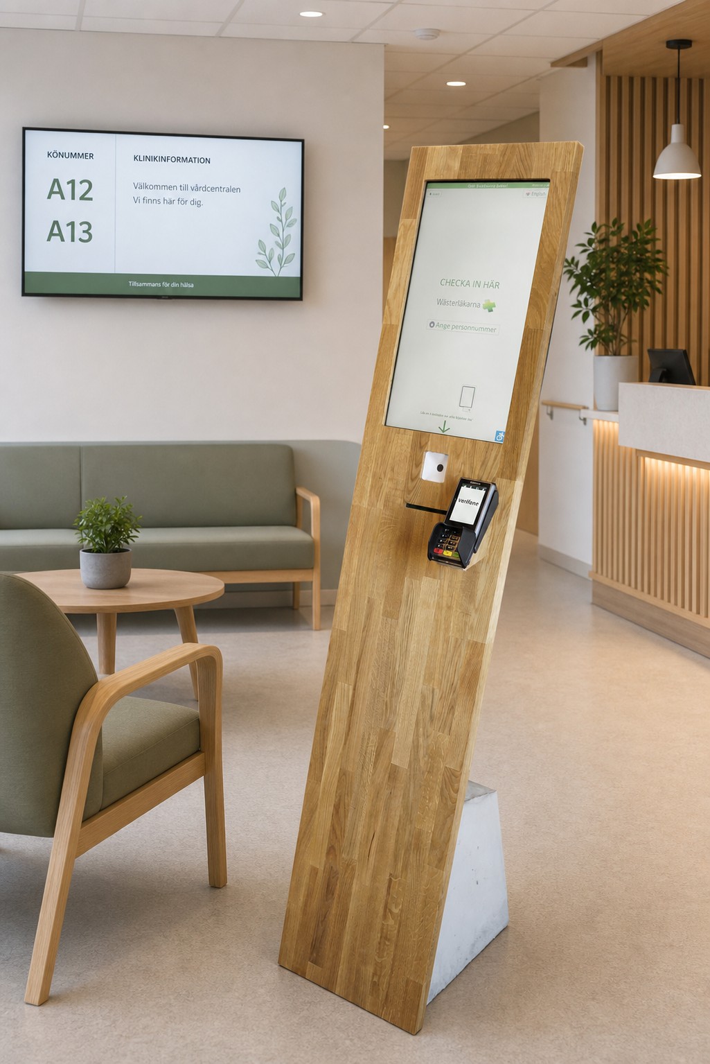 qCrunchers incheckningsterminal i ek med kortterminal och väntrums-TV med könummer i ett modernt väntrum